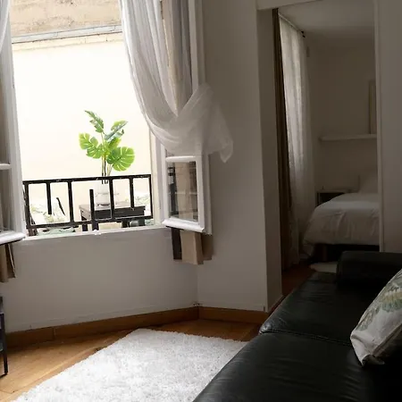 Nid Douillet Au Bord Du Canal Appartement Paris